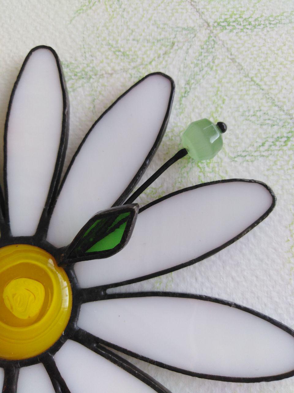 Stained Glass Daisy – Sun Catcher  Hanging Window Panel  Nature-Inspired Decor  Handmade Gift